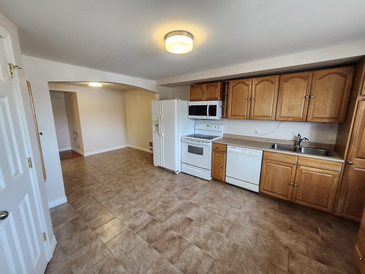 257 Carmarthen St #2 - Photo 3 of 24