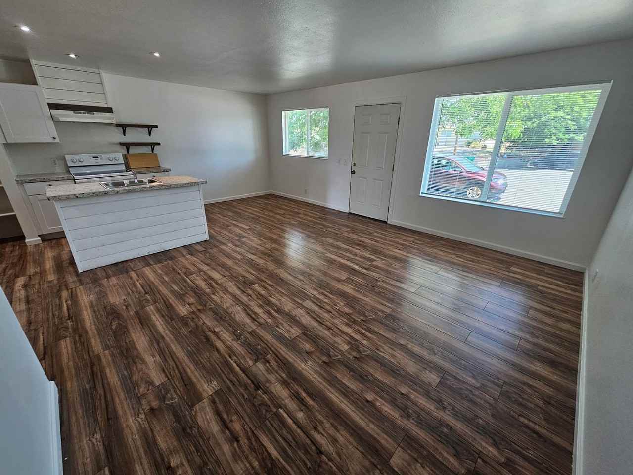 211 Mclane Cir - Photo 4 of 14