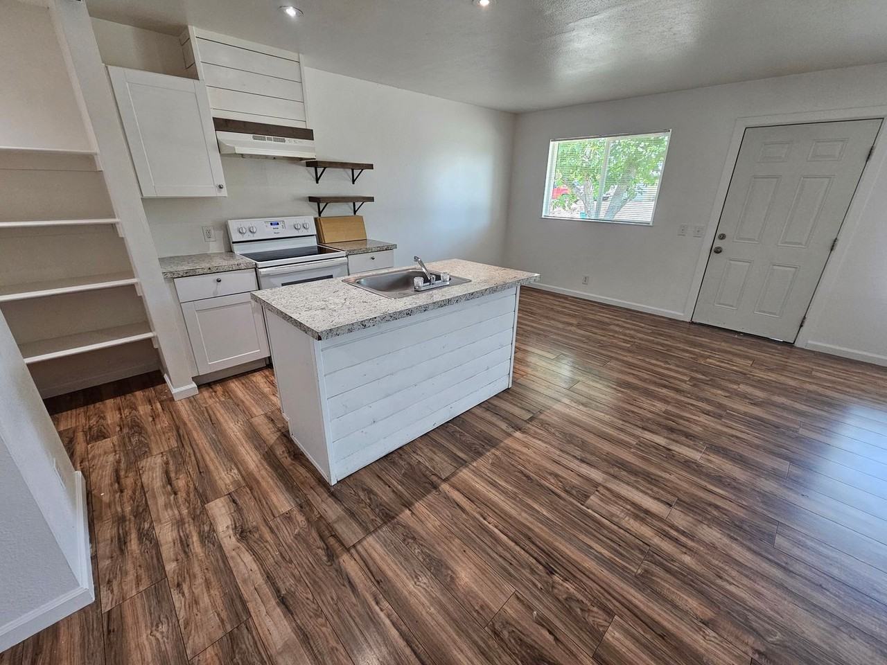211 Mclane Cir - Photo 5 of 14