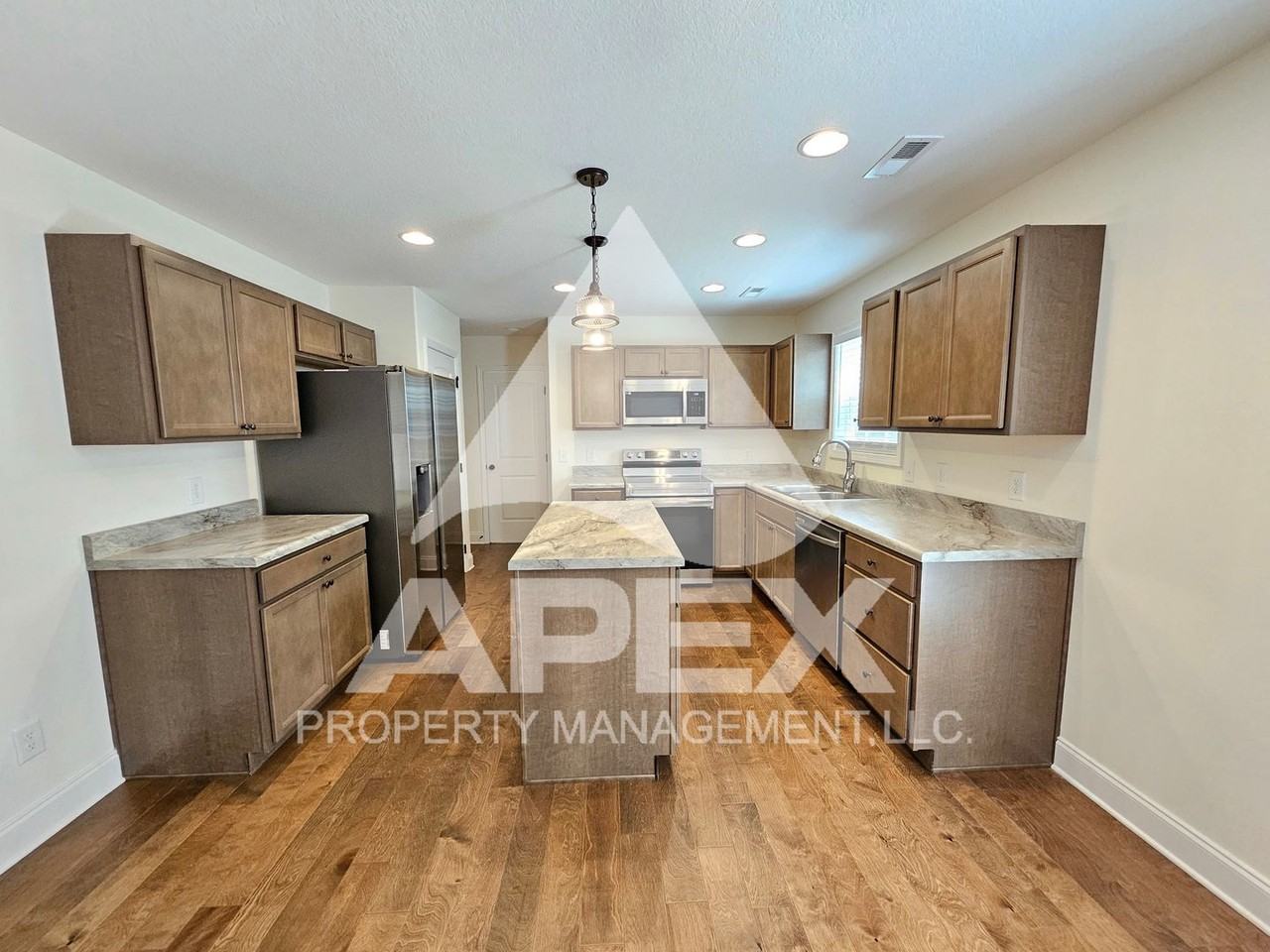 8029 Poplar Grove Ln - Photo 6 of 31