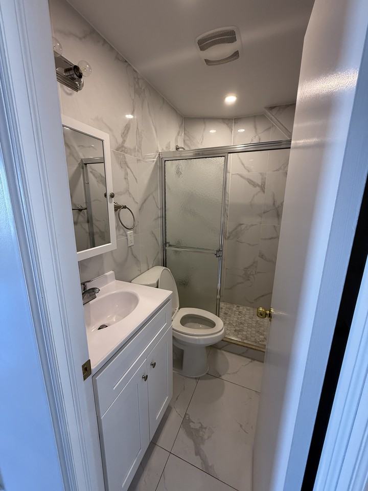 2156 East 18th Street 2f - Photo 3 of 17