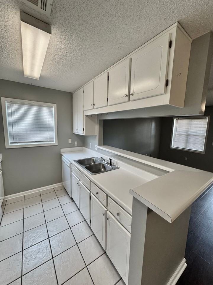142 Commons Dr - Photo 2 of 24