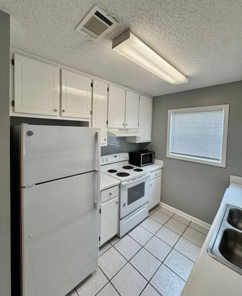 142 Commons Dr - Photo 3 of 24