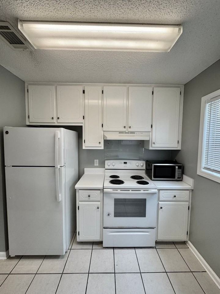 142 Commons Dr - Photo 4 of 24