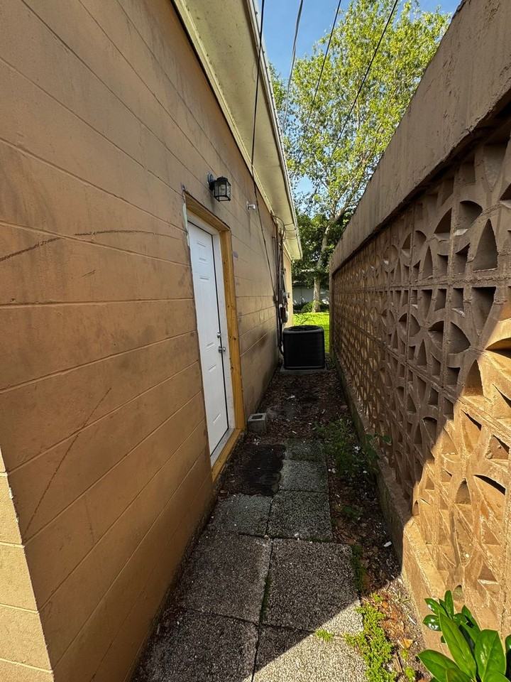 208 S Lakeshore Dr - Photo 2 of 10