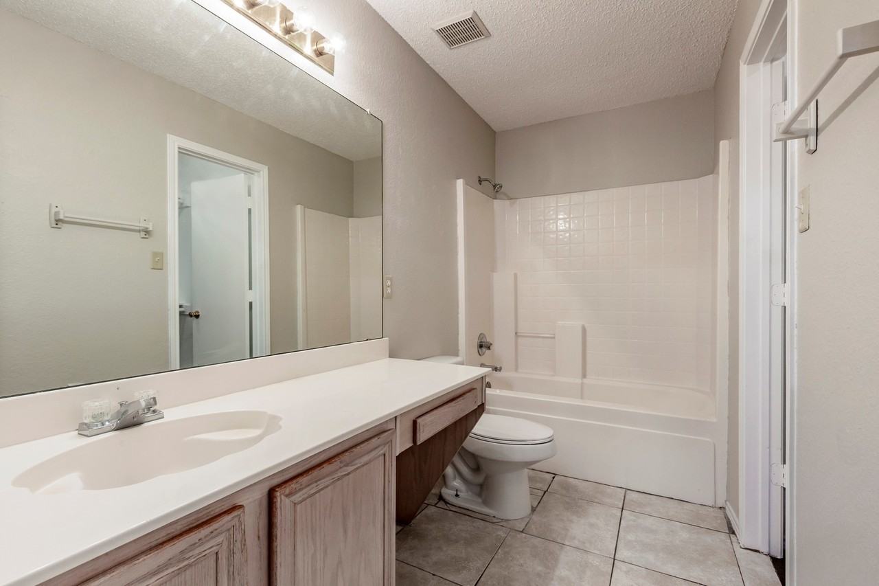 845 Applewood Dr - Photo 2 of 26