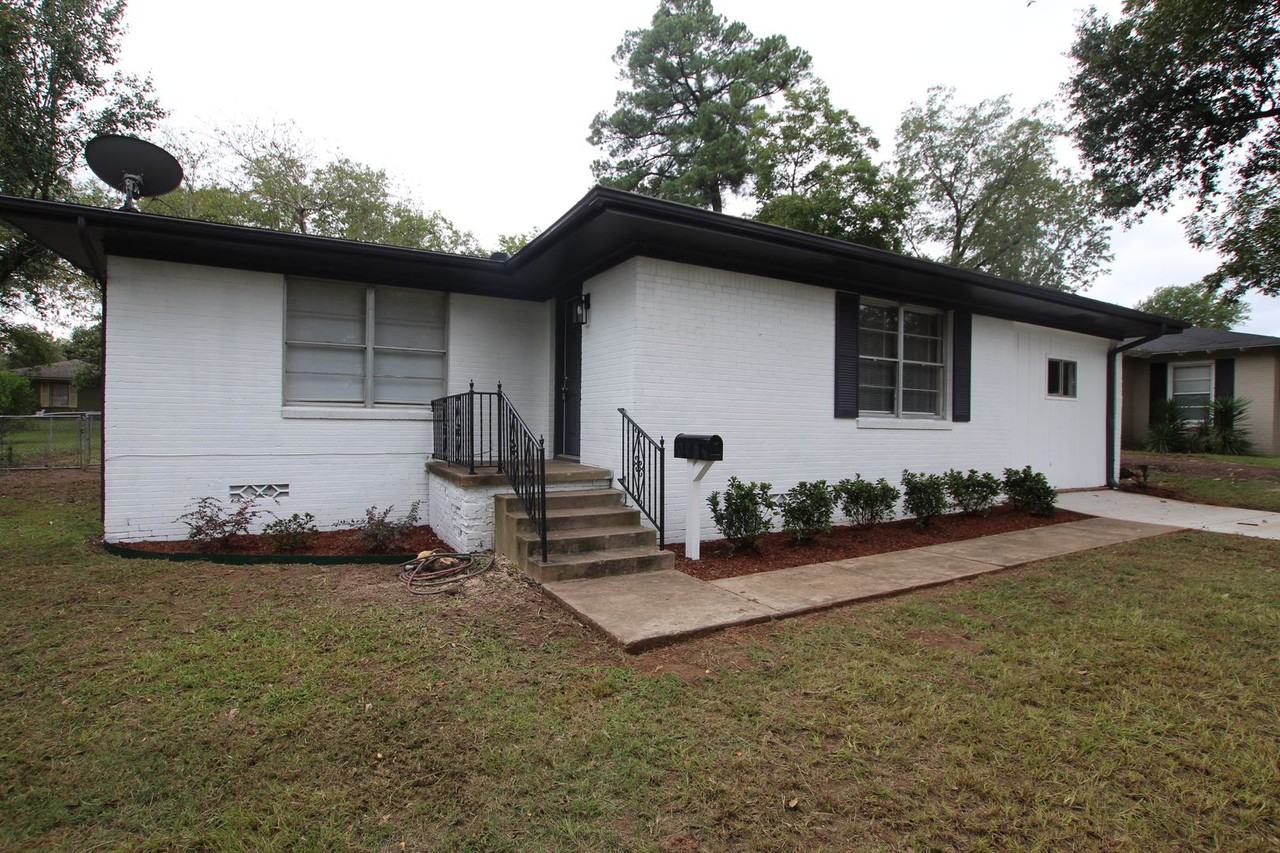 1309 San Antonio St - Photo 2 of 25