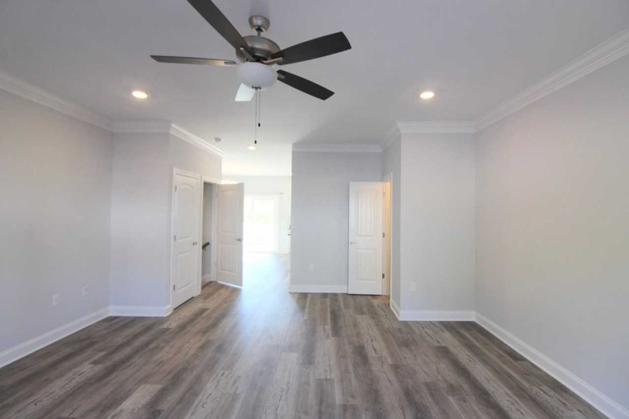 1073 Bluemoon Dr - Photo 4 of 33