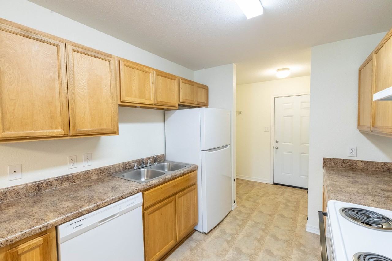 17239 Avondale Cir - Photo 5 of 19