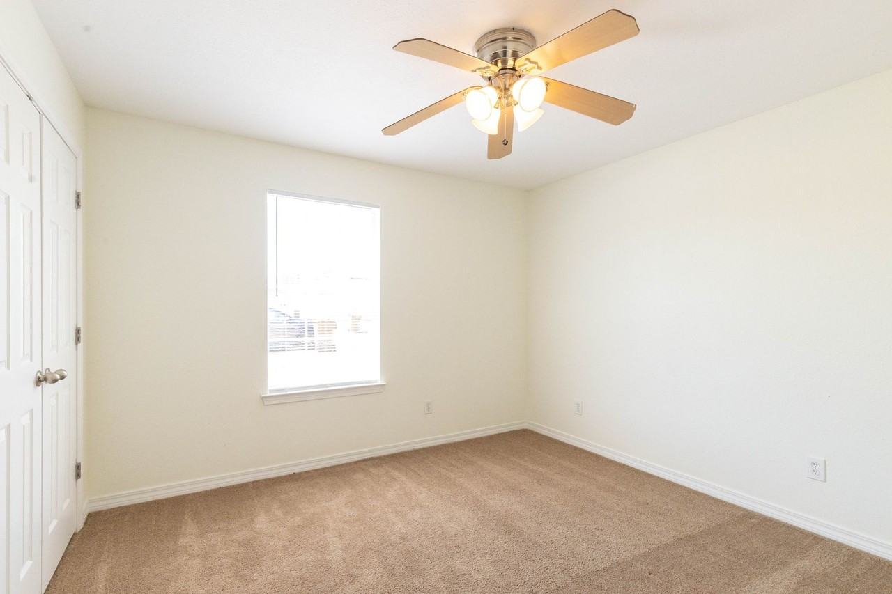 17239 Avondale Cir - Photo 3 of 19