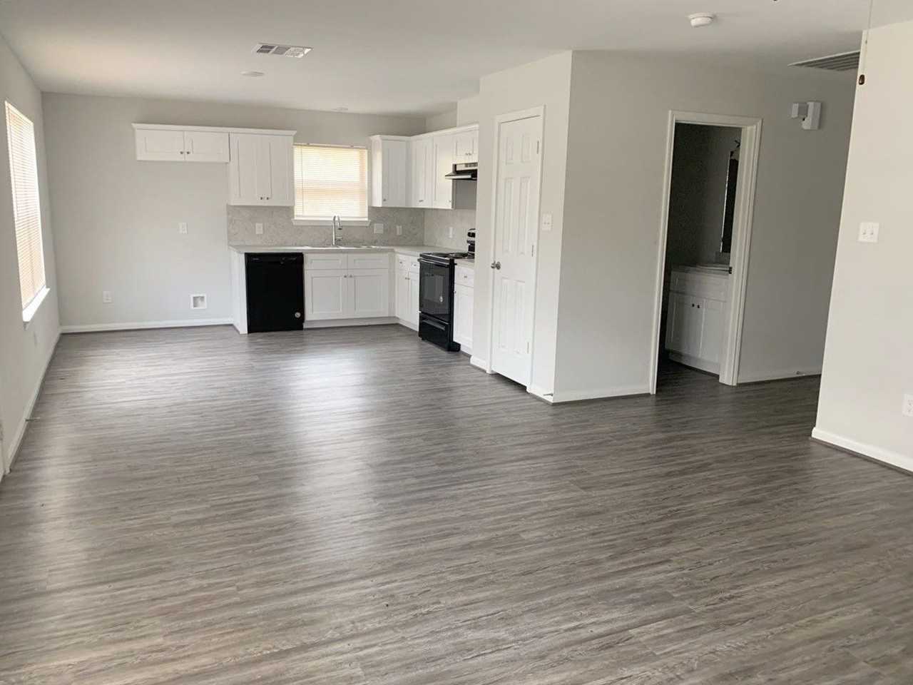 3902 Bennington St - Photo 3 of 19