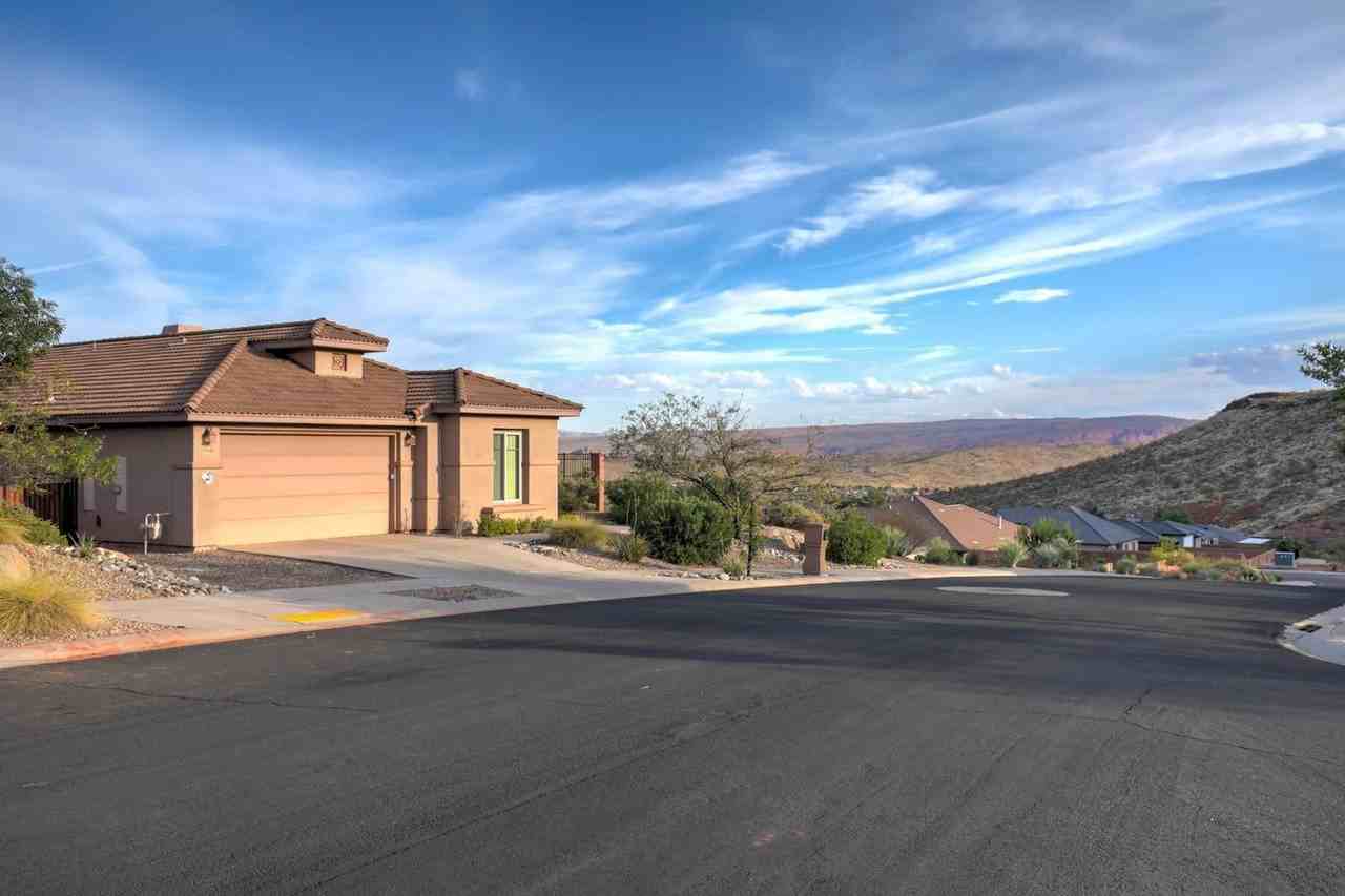 1960 N Jones Ranch Rd - Photo 2 of 41