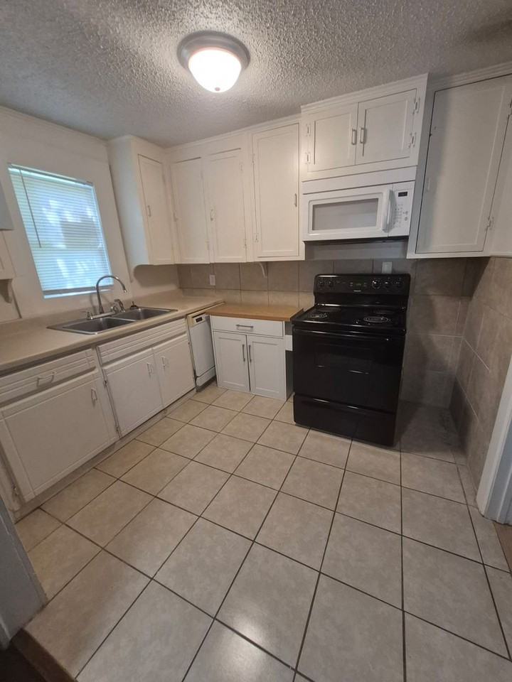 204 Glover St - Photo 2 of 7