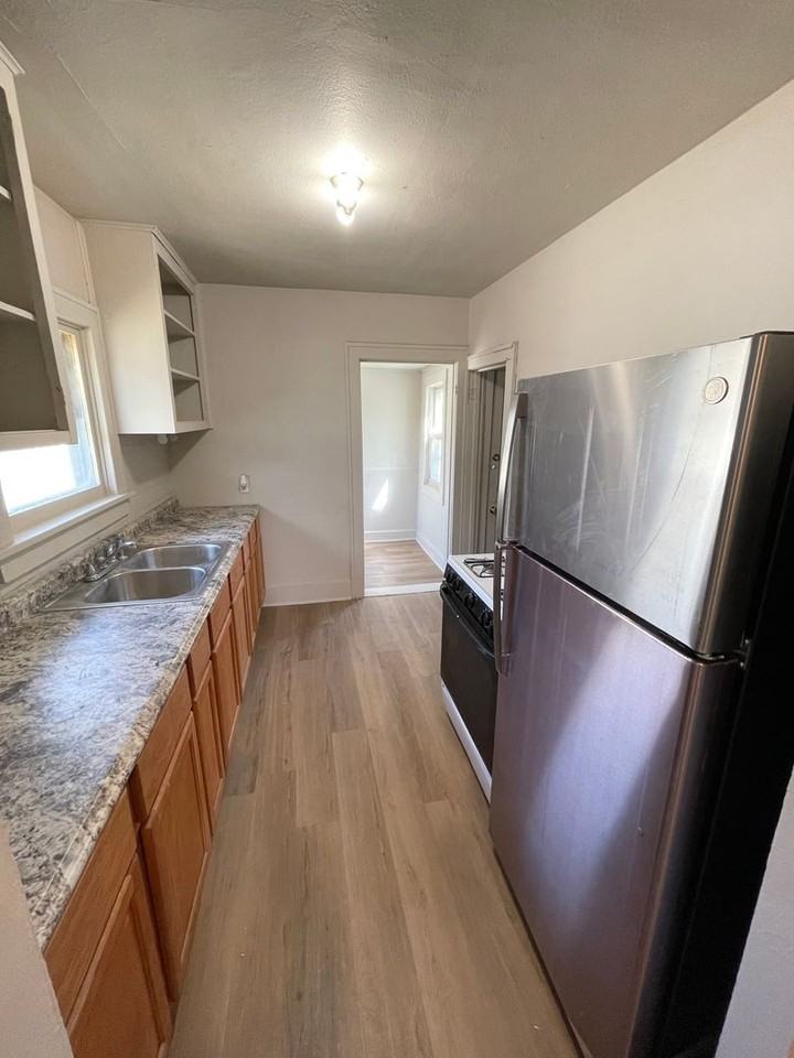 1458 S Linn St - Photo 3 of 9