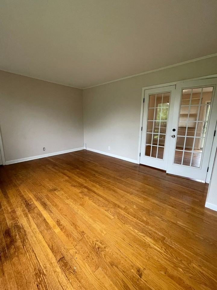 511 Southcrest Dr - Photo 2 of 13