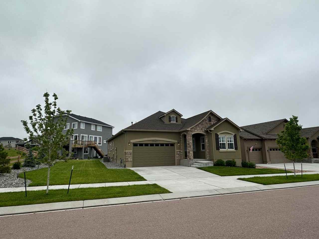 9547 Dewitt Dr - Photo 2 of 15