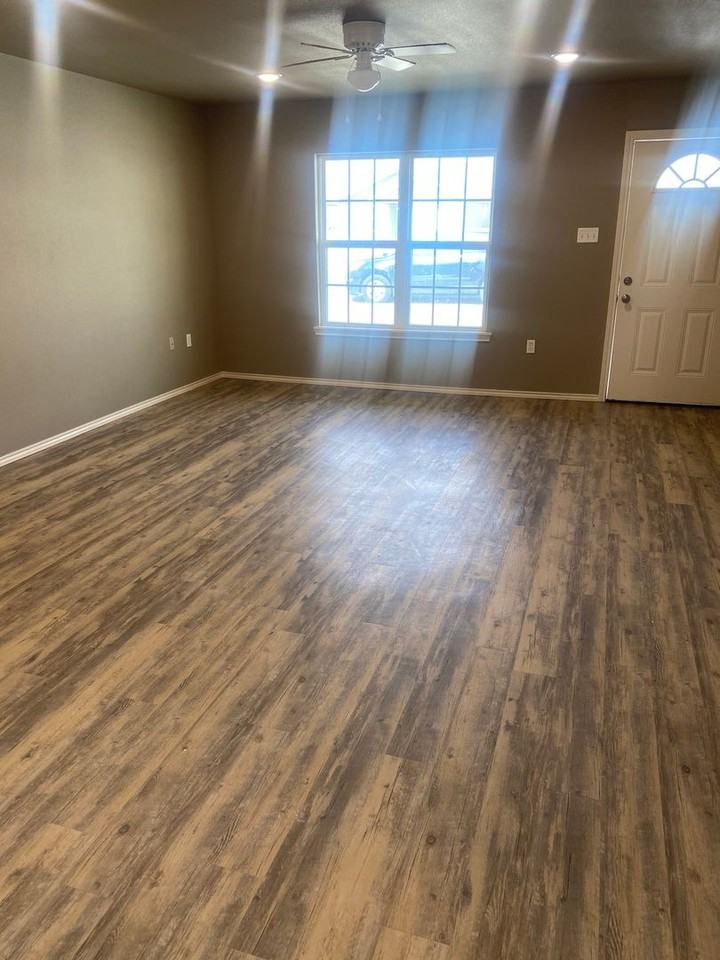 2206 E Main St - Photo 4 of 12