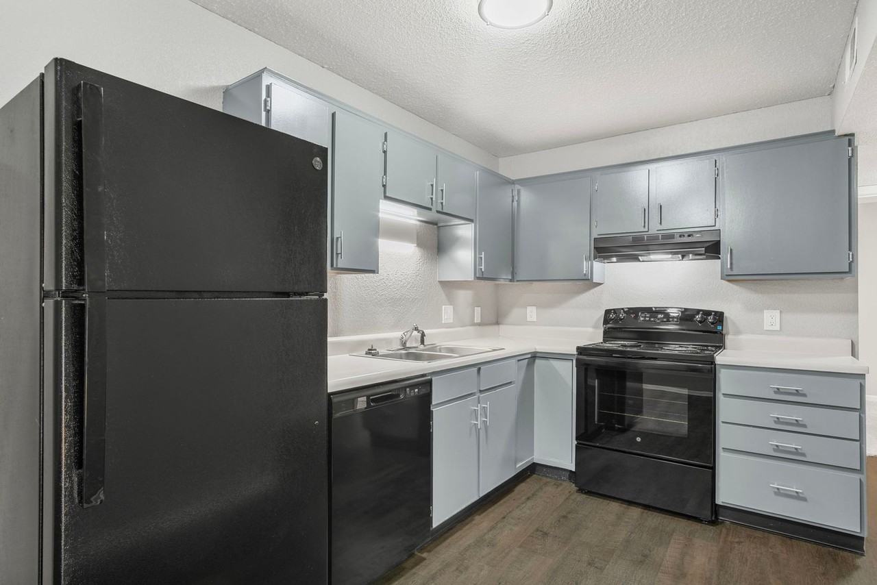 Richmond Square - Photo 4 of 18