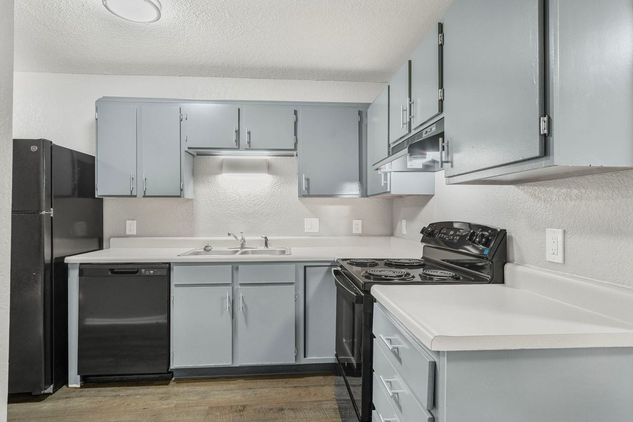 Richmond Square - Photo 5 of 18