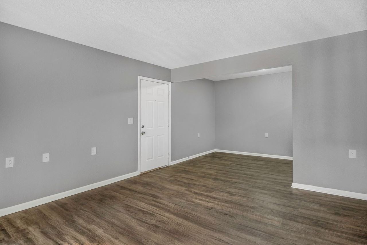 Richmond Square - Photo 6 of 18