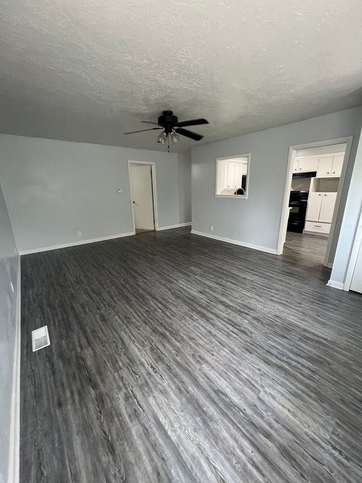 1206 Salsbury St - Photo 2 of 13