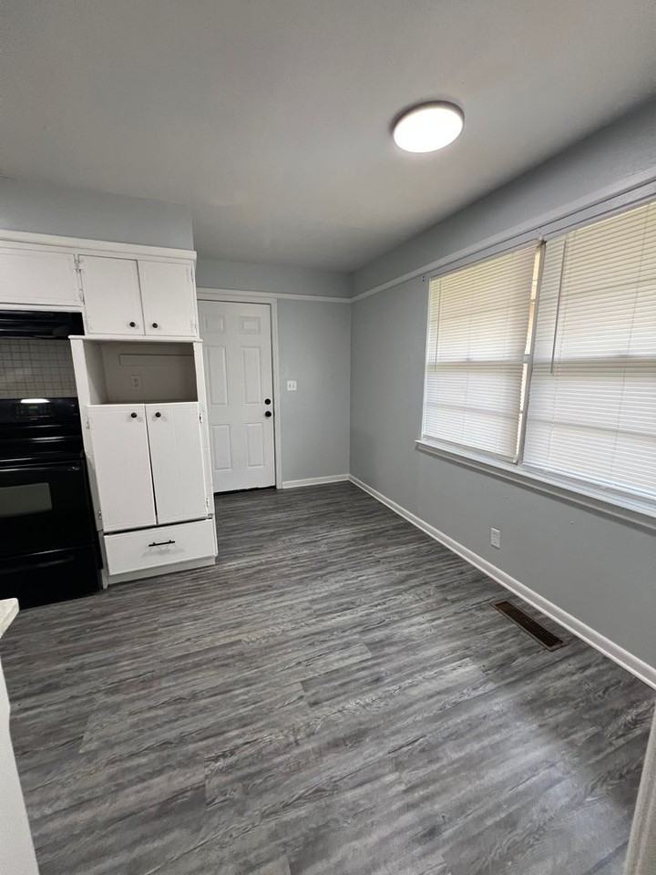 1206 Salsbury St - Photo 3 of 13