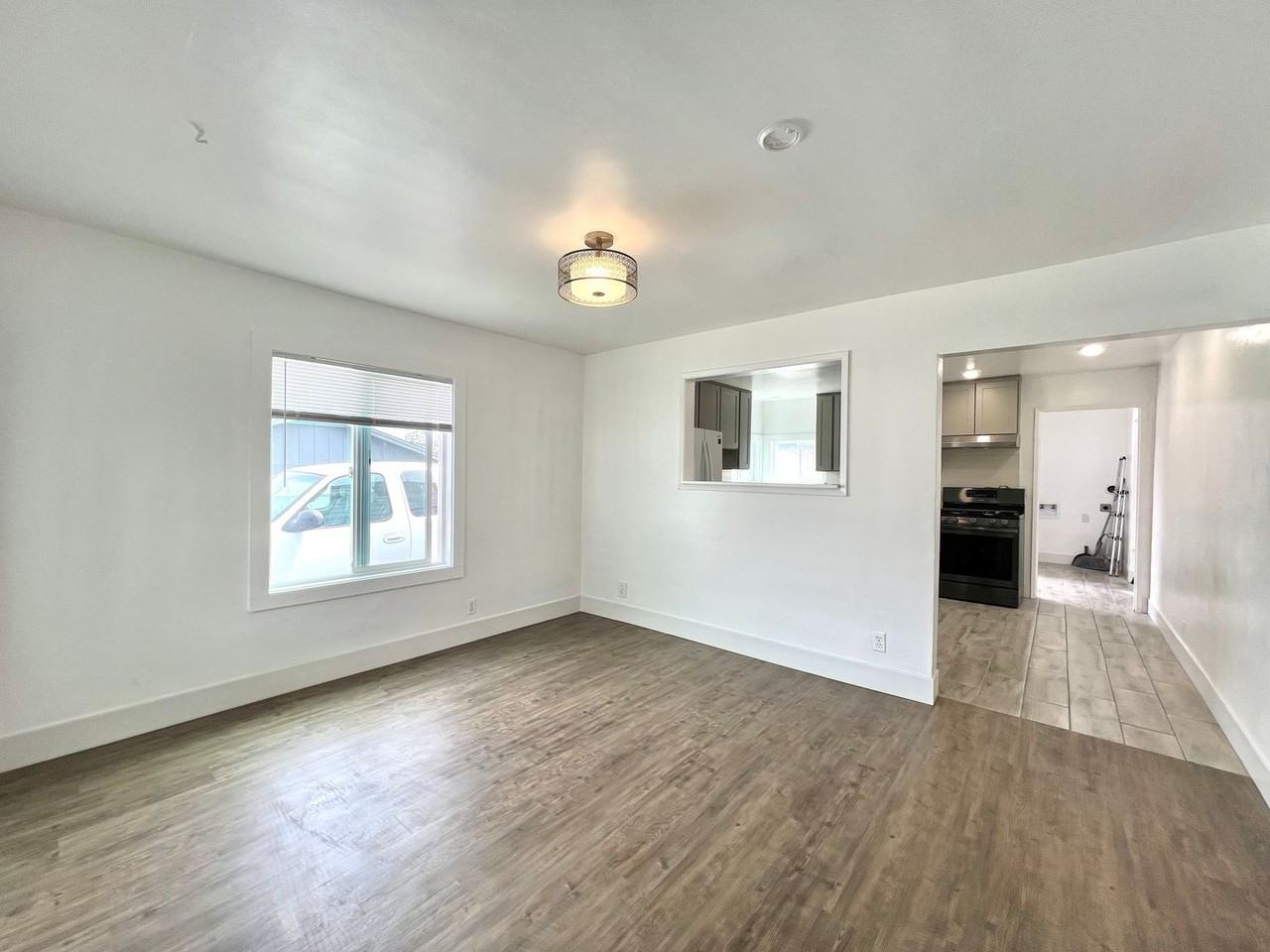 1640 Judson St - Photo 5 of 13