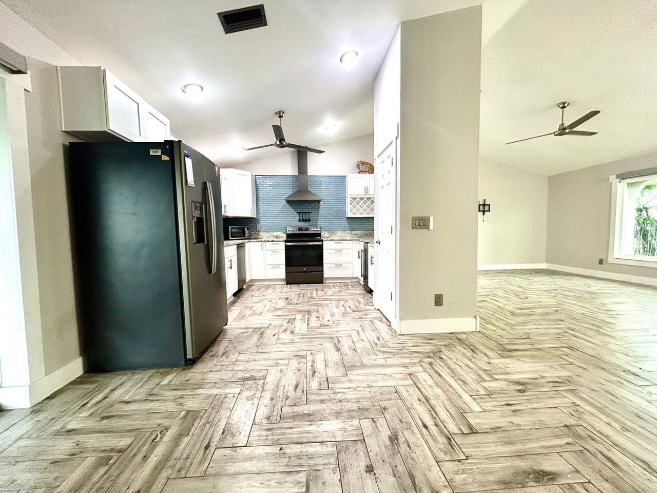 210 Se 1st Pl - Photo 3 of 27