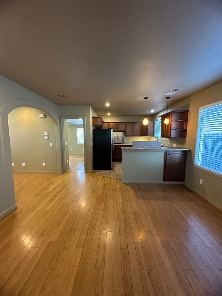 1829 Willis St - Photo 2 of 15
