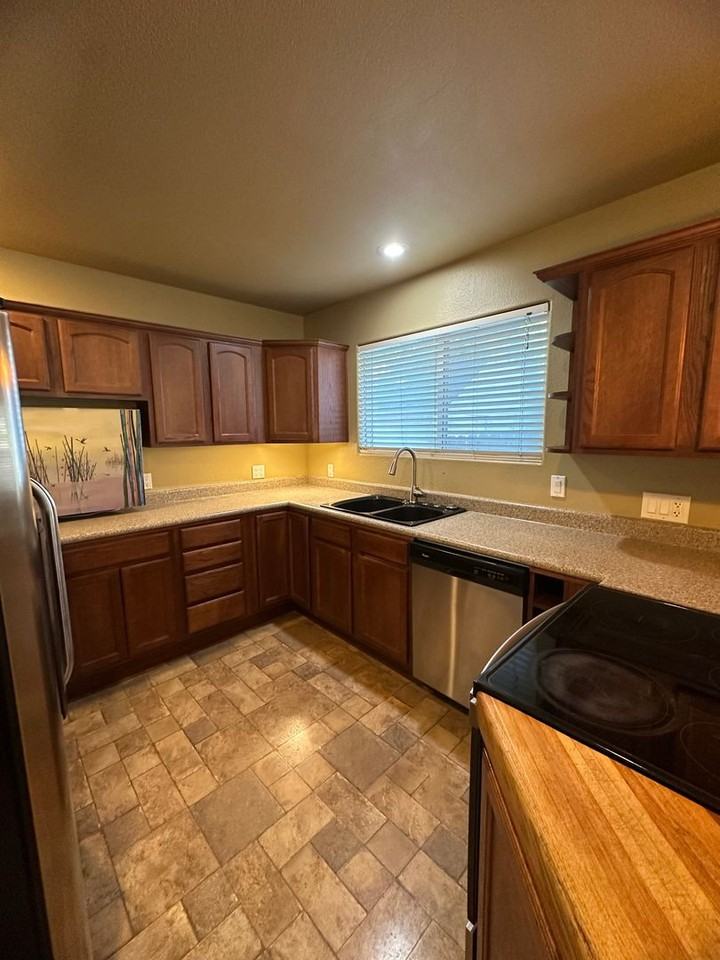 1829 Willis St - Photo 3 of 15