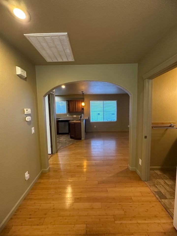 1829 Willis St - Photo 4 of 15