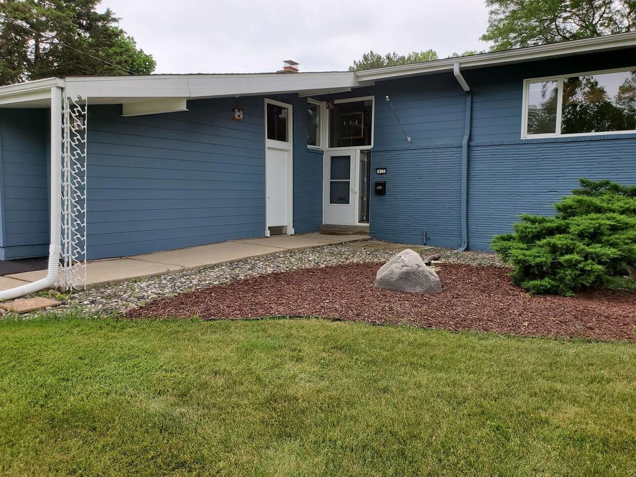 413 Riverview Dr - Photo 2 of 30