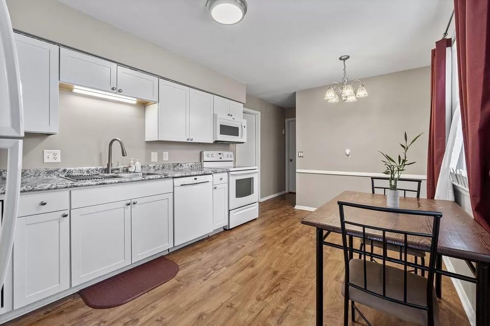 4111 Woodstock Dr - Photo 3 of 10