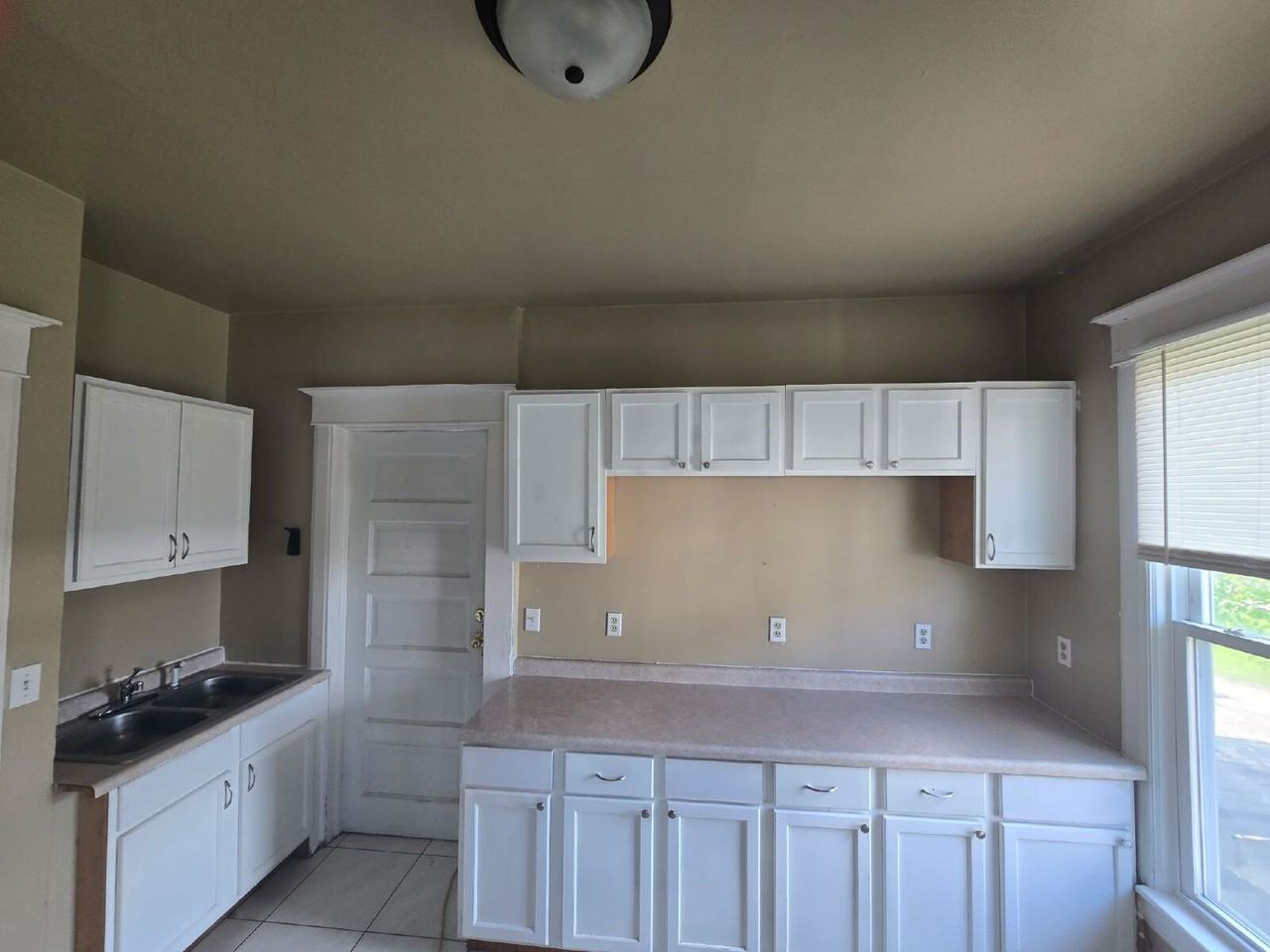 1031 Washington Ave - Photo 4 of 12