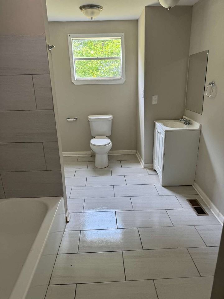 1195 Commerce Ave - Photo 2 of 6