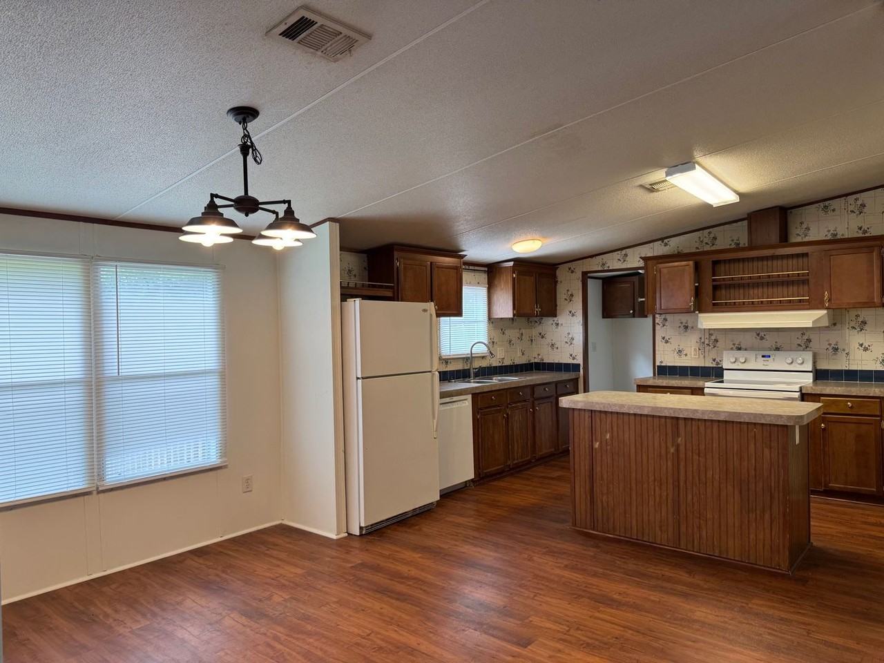 134 Russell Dr - Photo 3 of 4