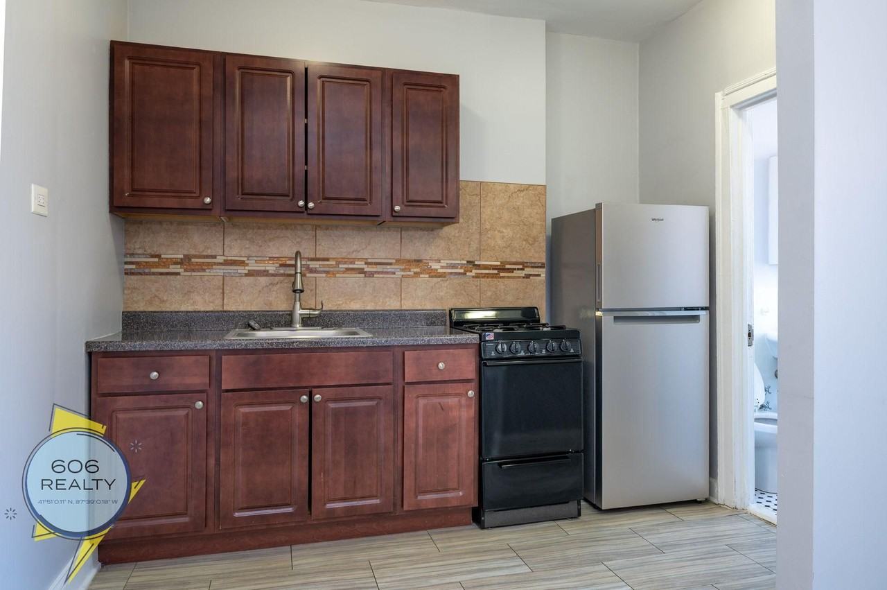 SASH Station Apartments in Rogers Park – Steps from Loyola & the Lake! - Photo 4 of 15