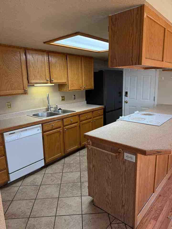 547 S Market St - Photo 5 of 16
