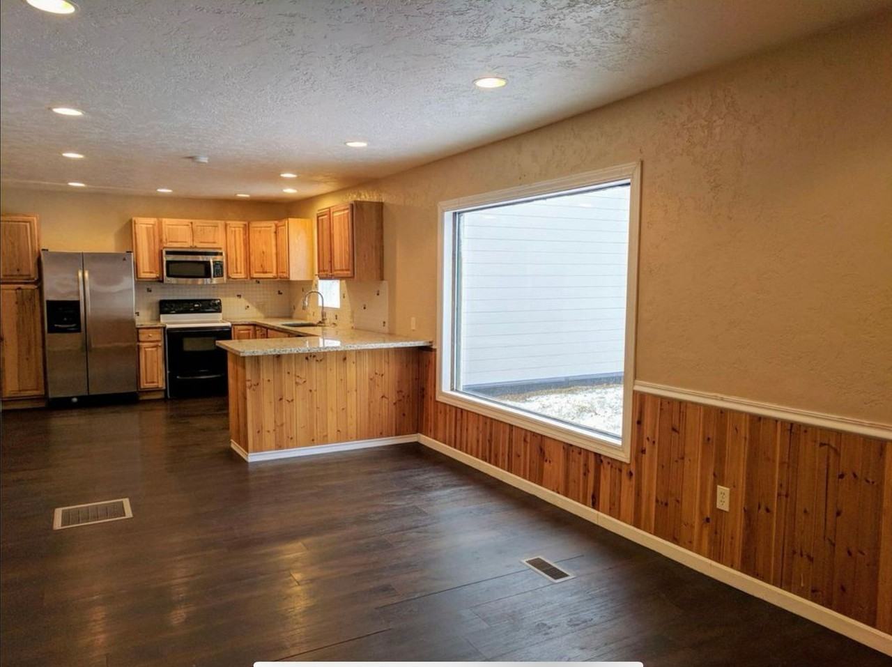 627 9th Ave W - Photo 5 of 9