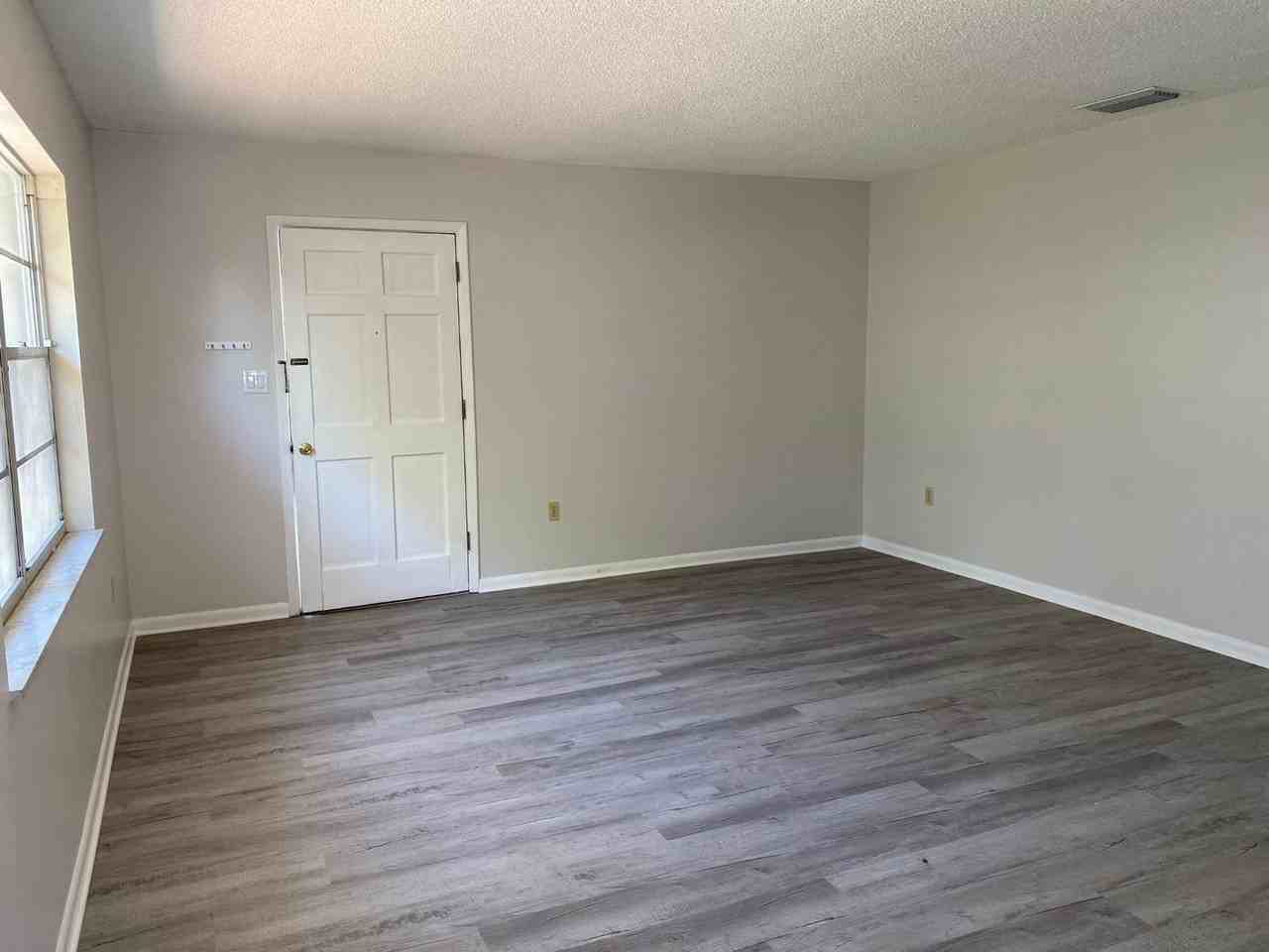 540 Windsor St - Photo 2 of 11