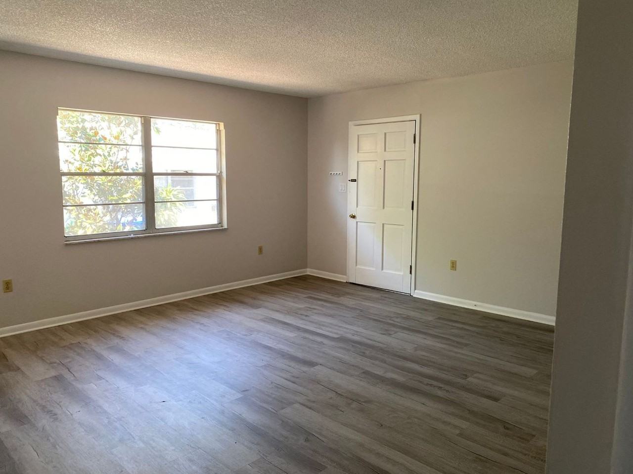 540 Windsor St - Photo 3 of 11