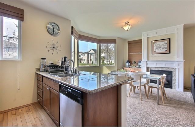 2050 Garry Oaks Ave Unit A - Photo 3 of 18