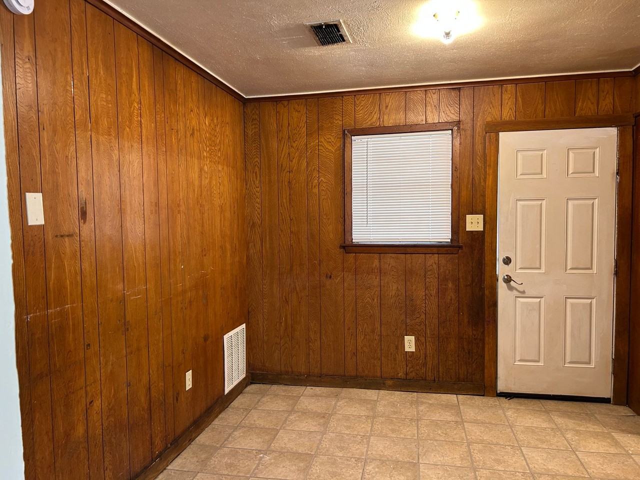 1722 Peach St - Photo 3 of 7