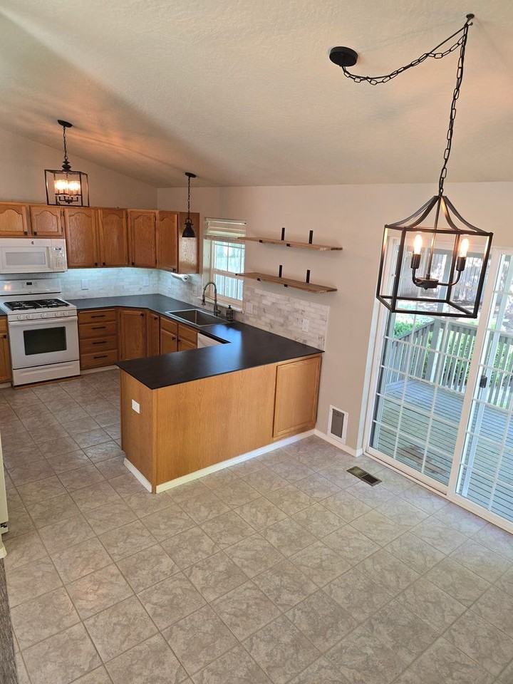 704 South Shoreline Court - Photo 4 of 29