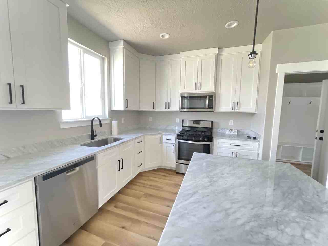 1228 N 100 E - Photo 2 of 31