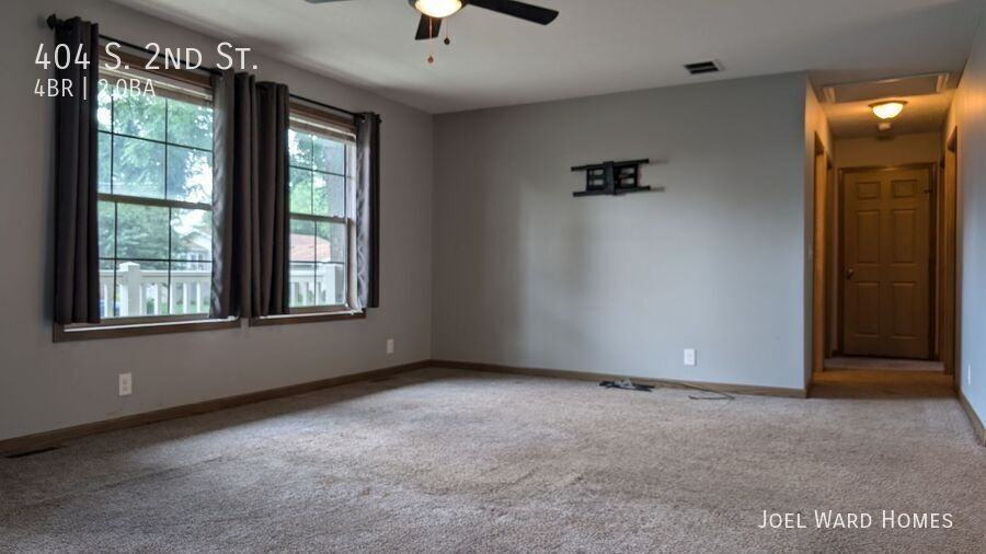 404 S 2nd St - Photo 3 of 12