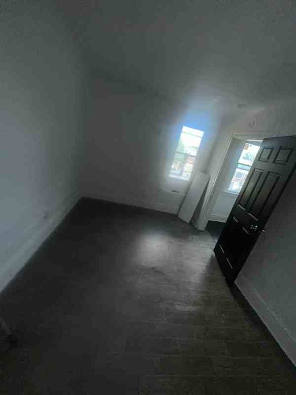 628 W Princess St - Photo 2 of 12