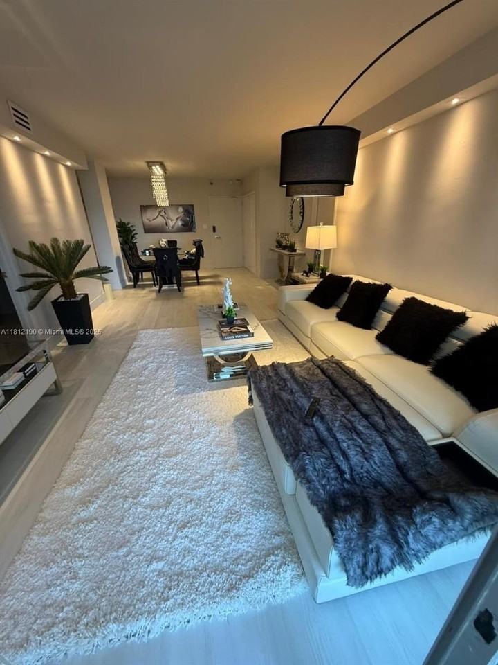 5151 Collins Ave #726 - Photo 5 of 32