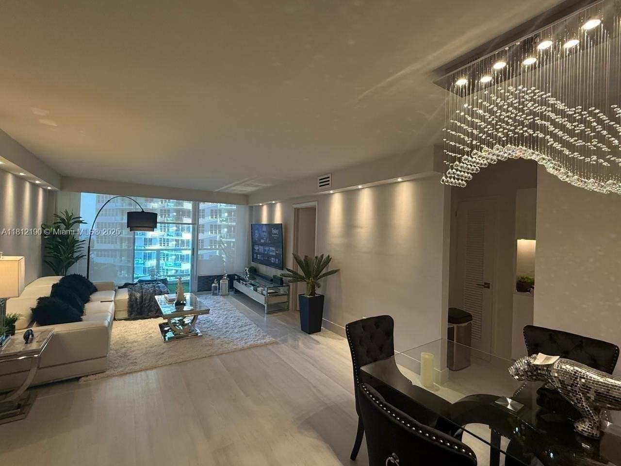 5151 Collins Ave #726 - Photo 6 of 32