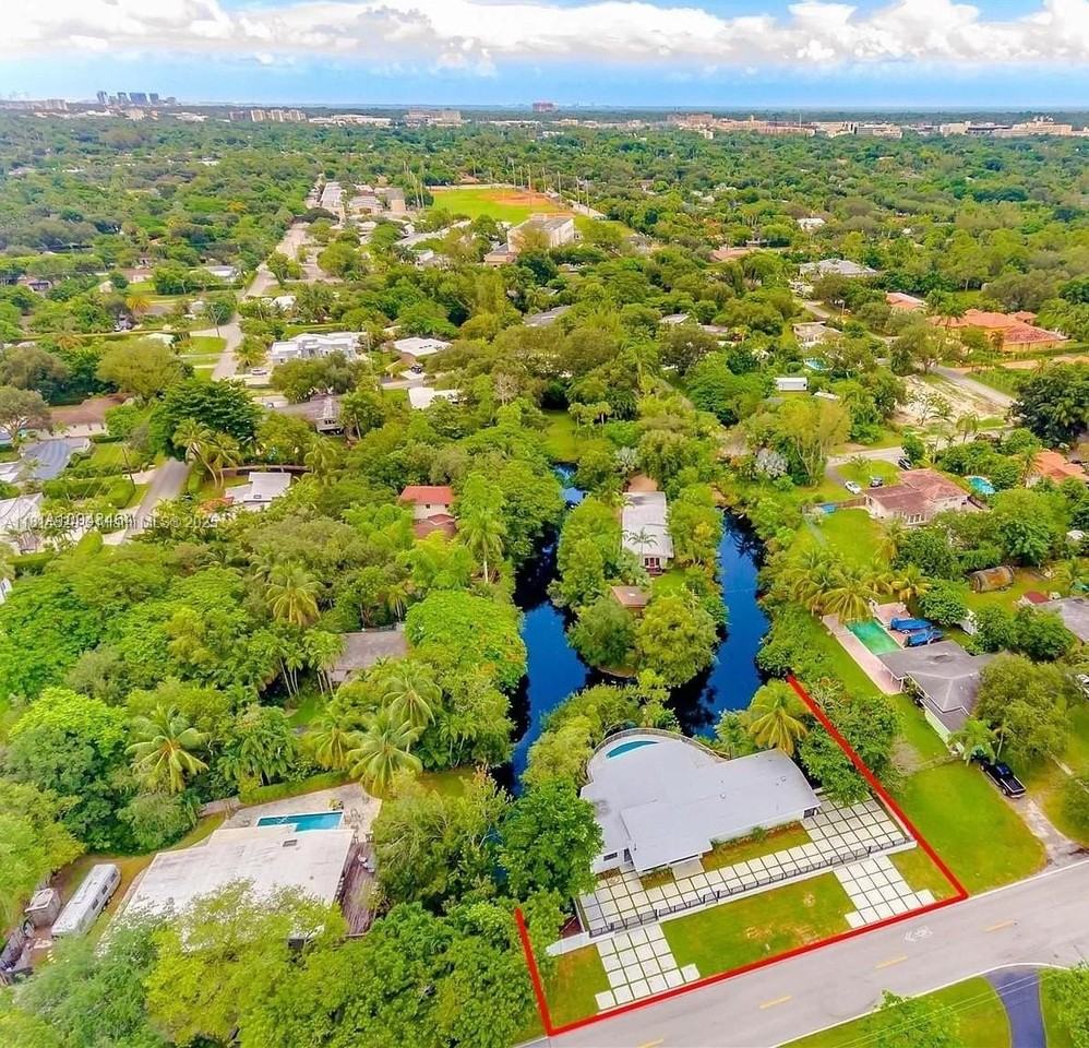 6025 Southwest 72nd Avenue - Photo 3 of 30